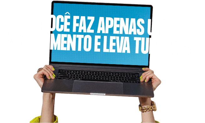 Mão segurando notebook